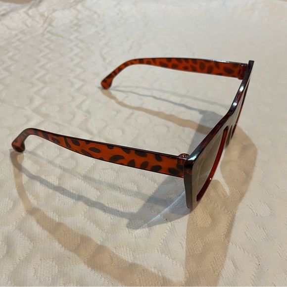 Cheetah Print Cat Eye Sunnies Women’s Sun Glasses Glamorous One Size Summer - Picture 3 of 4